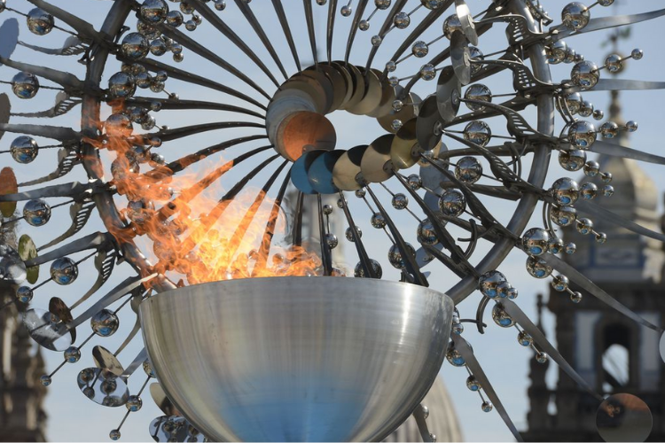 Pira Olmpica Rio 2016  acesa em homenagem aos Jogos de Tquio